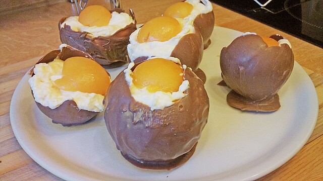 Sjokolade egg med vanilje protein yoghurt fyll og frukt “plomme” :D