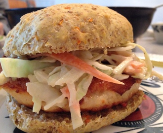 Fiskekakeburger med grove burgerbrød og coleslaw