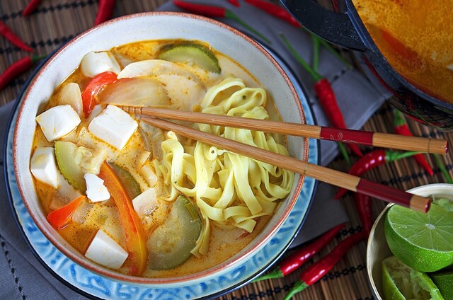Thaisuppe med silketofu og nudler