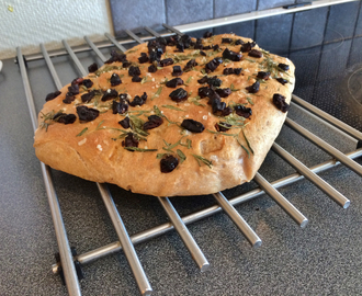 Focaccia med soltørkede tomater og rosmarin