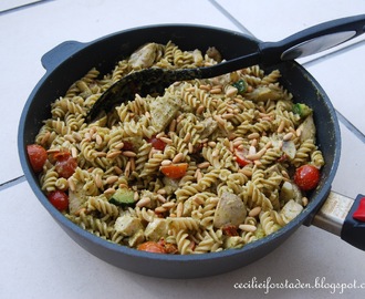 Fusilli med pesto, kylling, cherrytomater og squash