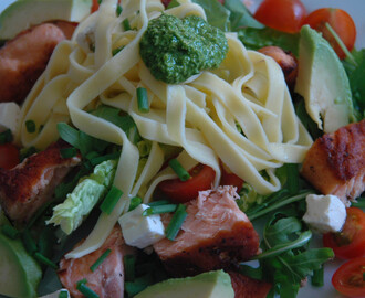 Laksesalat m/spinatpesto