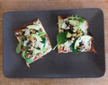 Glutenfri blomkålspizza med parmesan, salat og valnøttdressing