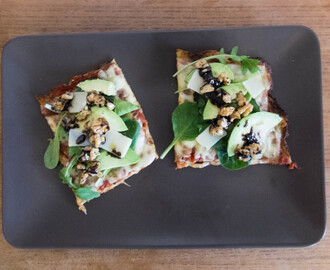 Glutenfri blomkålspizza med parmesan, salat og valnøttdressing