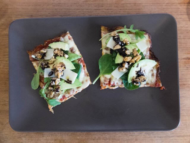 Glutenfri blomkålspizza med parmesan, salat og valnøttdressing