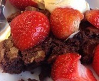 Brownies med iskrem og jordbær