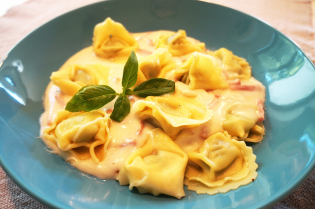 Tortellini fylt med spinat i skinke og ostesaus