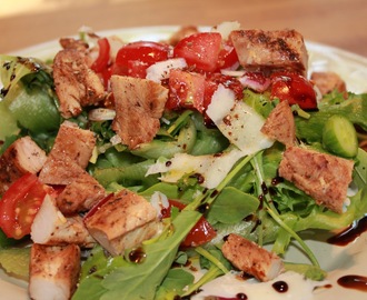 Salat med kyllingfilet, ruccola og parmesan