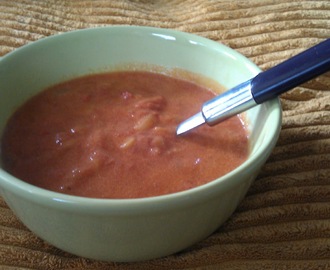 Hjemmelaget tomatsuppe med ostesmørbrød.