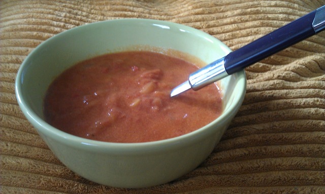 Hjemmelaget tomatsuppe med ostesmørbrød.