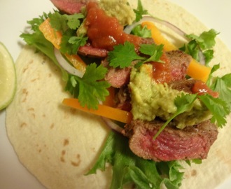 Fajitas med biff, tomatsalsa og guacamole