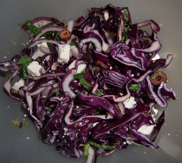 Rødkålsalat med fetaost, mynte og oliven