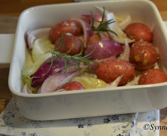 Bakte småpoteter med rødløk og fennikel