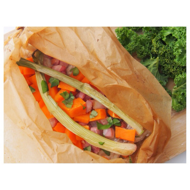 Mat-pakker med torsk, bacon og grønnsaker.
