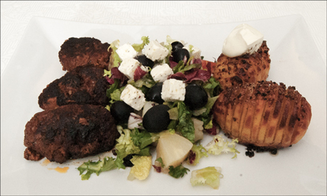 Greske kjøttkaker med Hasselbackpoteter og salat