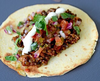 Chipotle bygg- og linsetaco, pico de gallo og vegansk majones