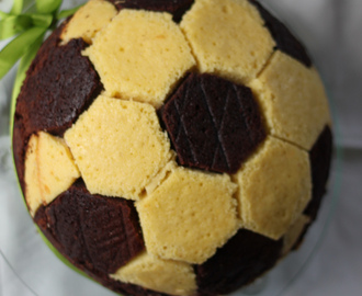 Fotballkake, forbedret versjon. Med sjokoladekakebunn fra dagens Kakekrig.