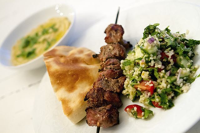 Shish kebab med tabouleh, hummus og hjemmelaget pita