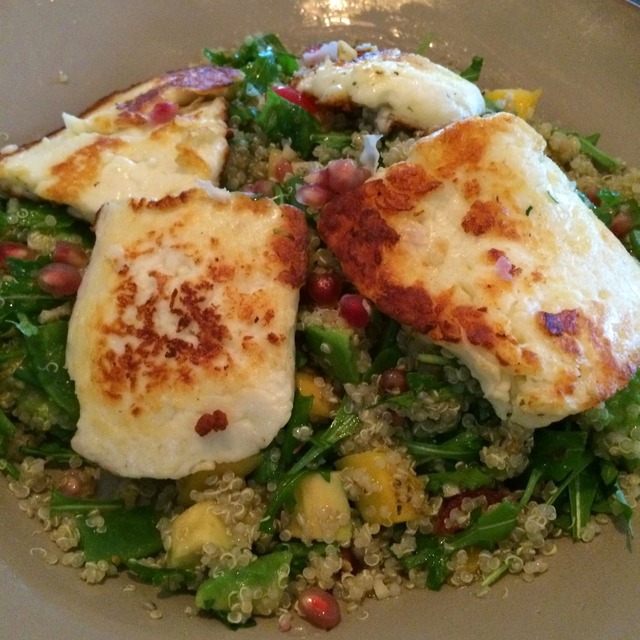 Quinoa salat med halloumi