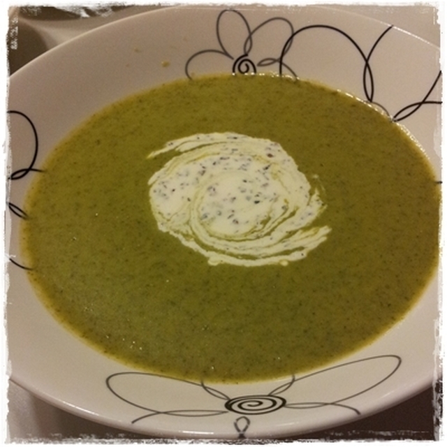 Grønn suppe med fetakrem.