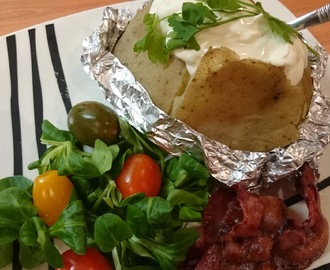 BAKT POTET MED CRÈME FRAÎCHE, BACON OG FARGERIK TOMATSALAT