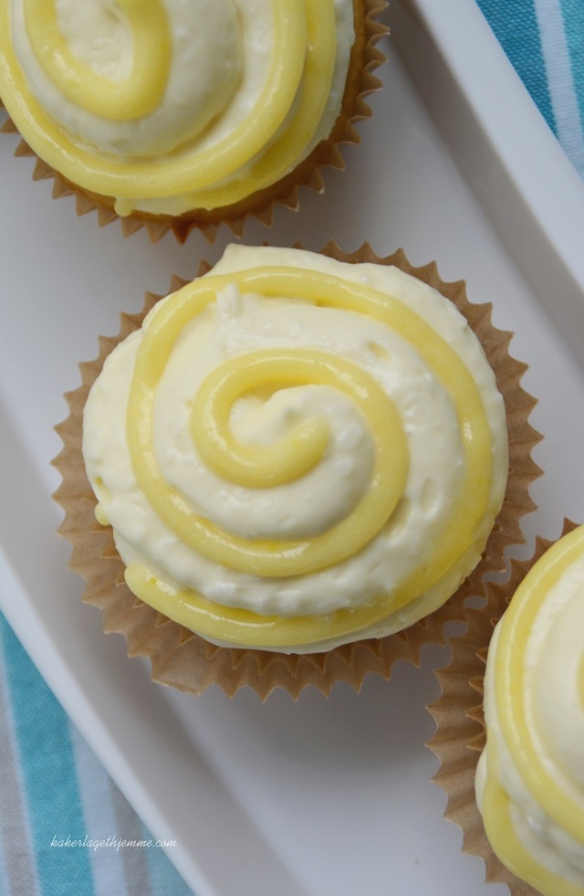 Sitron cupcakes med kokos frosting og lemon curd virvel.