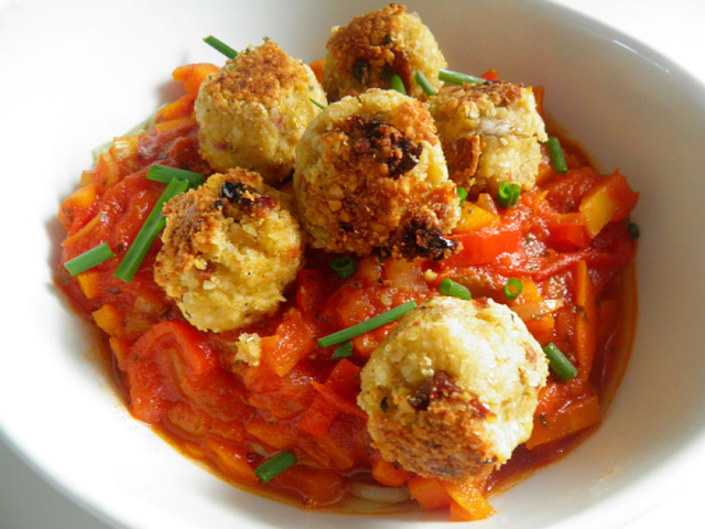 Pasta med Tomatsaus og deilige Veggiboller