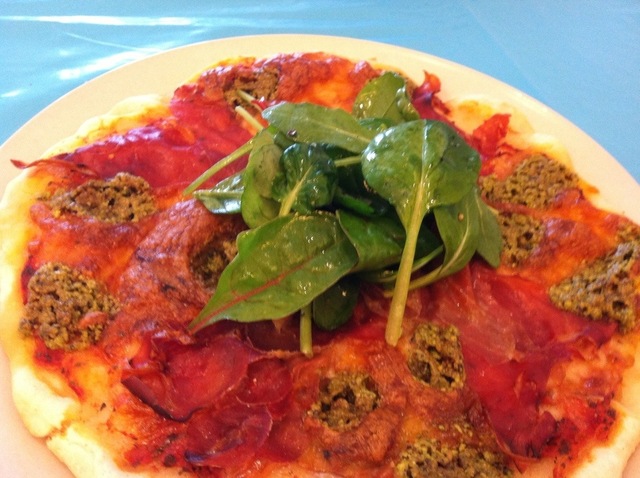 Siciliansk pizza med spekeskinke og pistasjnøtter