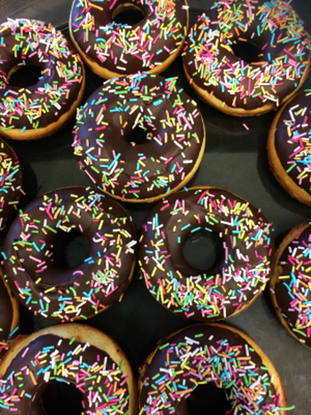 Cake doughnuts med sjokolade glasur og sprinkles