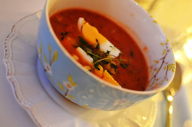 Rask tomatsuppe med egg og kikerter