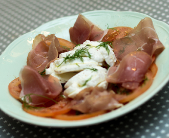 Tomatsalat med mozzarella spekeskinke og dill