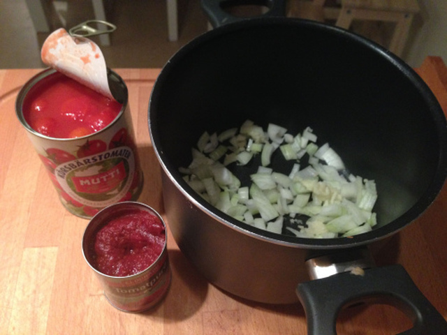 Middagstips: Spagetti med tomatsaus laget på slte cerrytomater og basilikum.