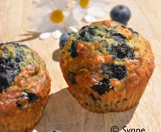 Muffins med kulturmelk, banan og blåbær