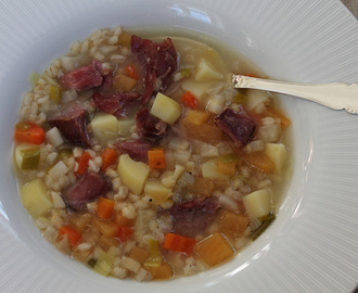 SVINEKNOKESUPPE MED BYGGRYN