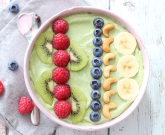 Smoothie bowl og 3 yogaøvelser