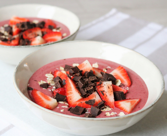 Smoothie bowl med havregryn, jordbær & mørk sjokolade