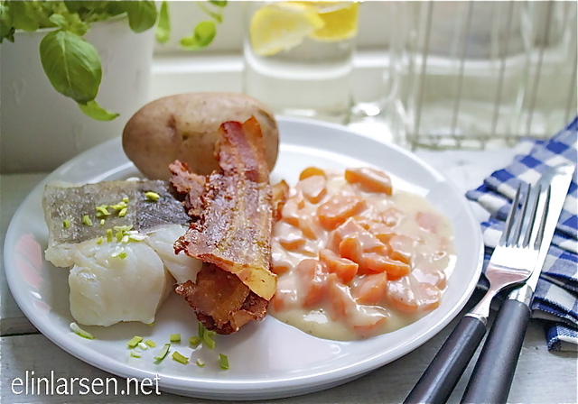 Lettsaltet torsk med sprøstekt bacon, gulrotstuing og poteter