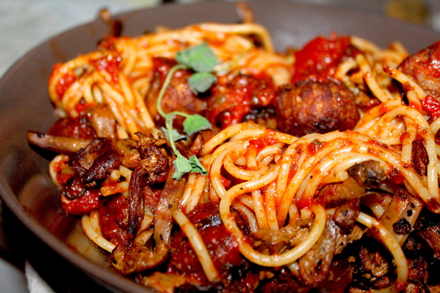 Spaghetti med kjøttboller, tomatsaus og kantareller