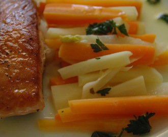Pannestekt laks med appelsinkokte grønnsaker og smørsaus
