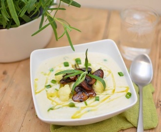 Kremet blomkålsuppe med erter og stekt soyasopp