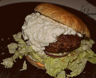 HJEMMELAGET HAMBURGER MED COTTAGE CHEESE OG HJEMMELAGDE, GROVE HAMBURGERBRØD