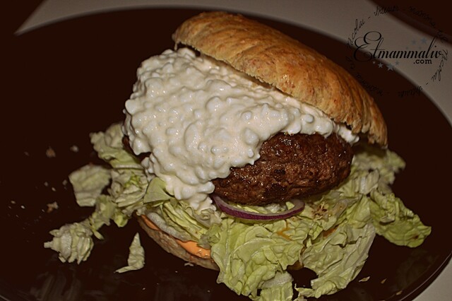 HJEMMELAGET HAMBURGER MED COTTAGE CHEESE OG HJEMMELAGDE, GROVE HAMBURGERBRØD