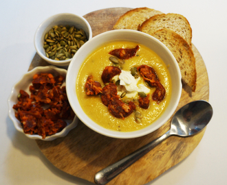 Kremet gresskarsuppe med kokosmelk, chorizo og ristede gresskarkjerner