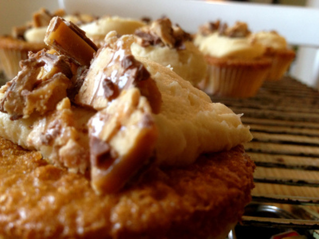 Snickers cupcakes