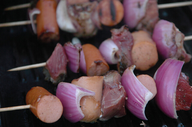 Grillspyd med ytrefilet og pølser og med blomkålsalat