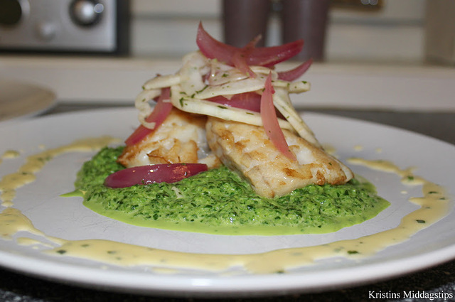 Pannestekt torsk på spinat- og ertepuré med sylta rødløk- og fennikelsalat og sandefjordsmør