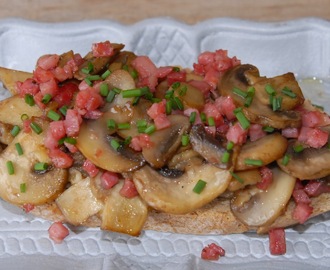 Tapas; Tosta med sjampinjong og baconbiter