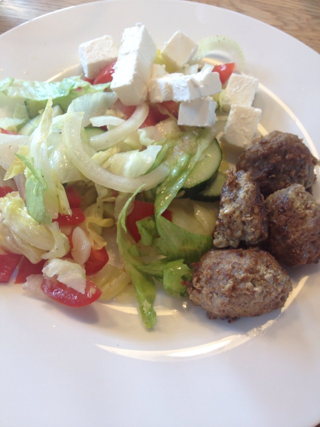 Lammekjøttboller og gresk salat