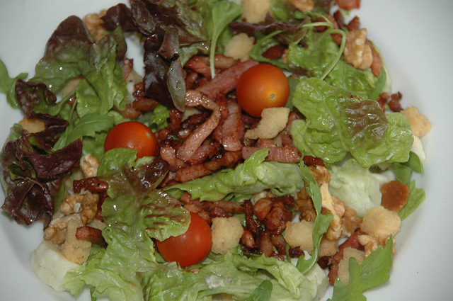 Salat med bacon og blåskimmerost