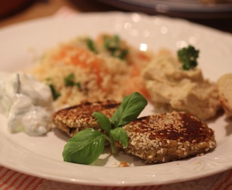 Falafel med hummus, taboulé og yoghurtsaus